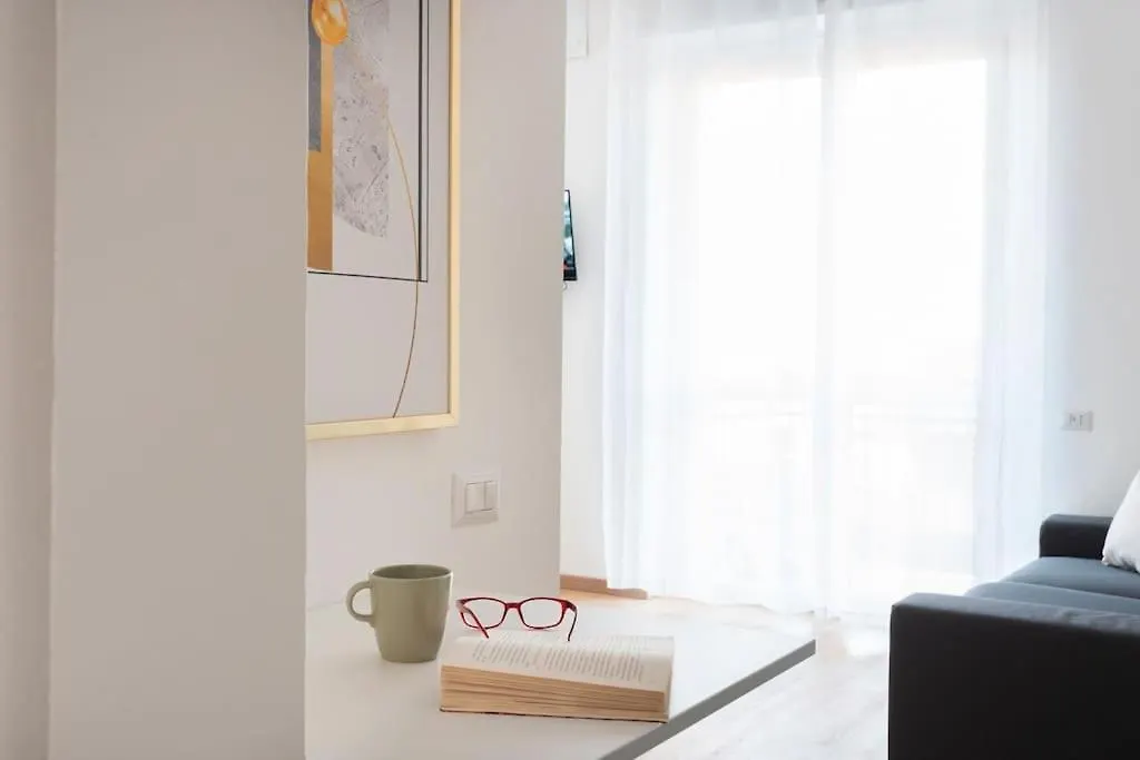 ミラノModern House Dergano A 150 Metri Metroアパートメント 0*, ミラノ
